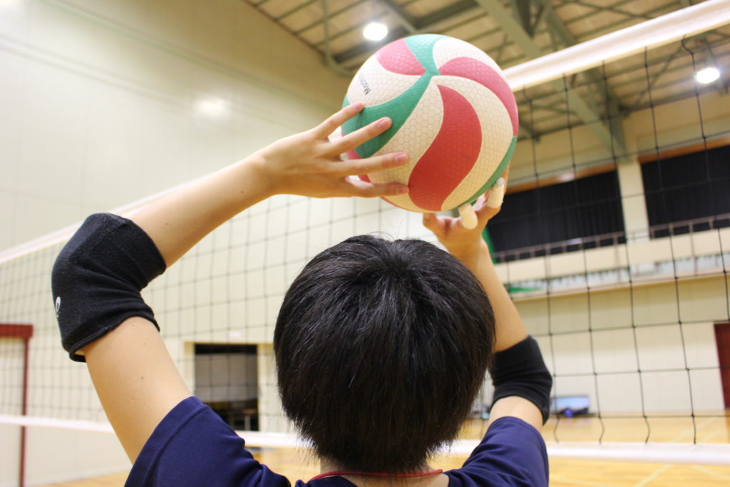 パスが遠くに飛ばない原因と対処法 バレーボール強育塾